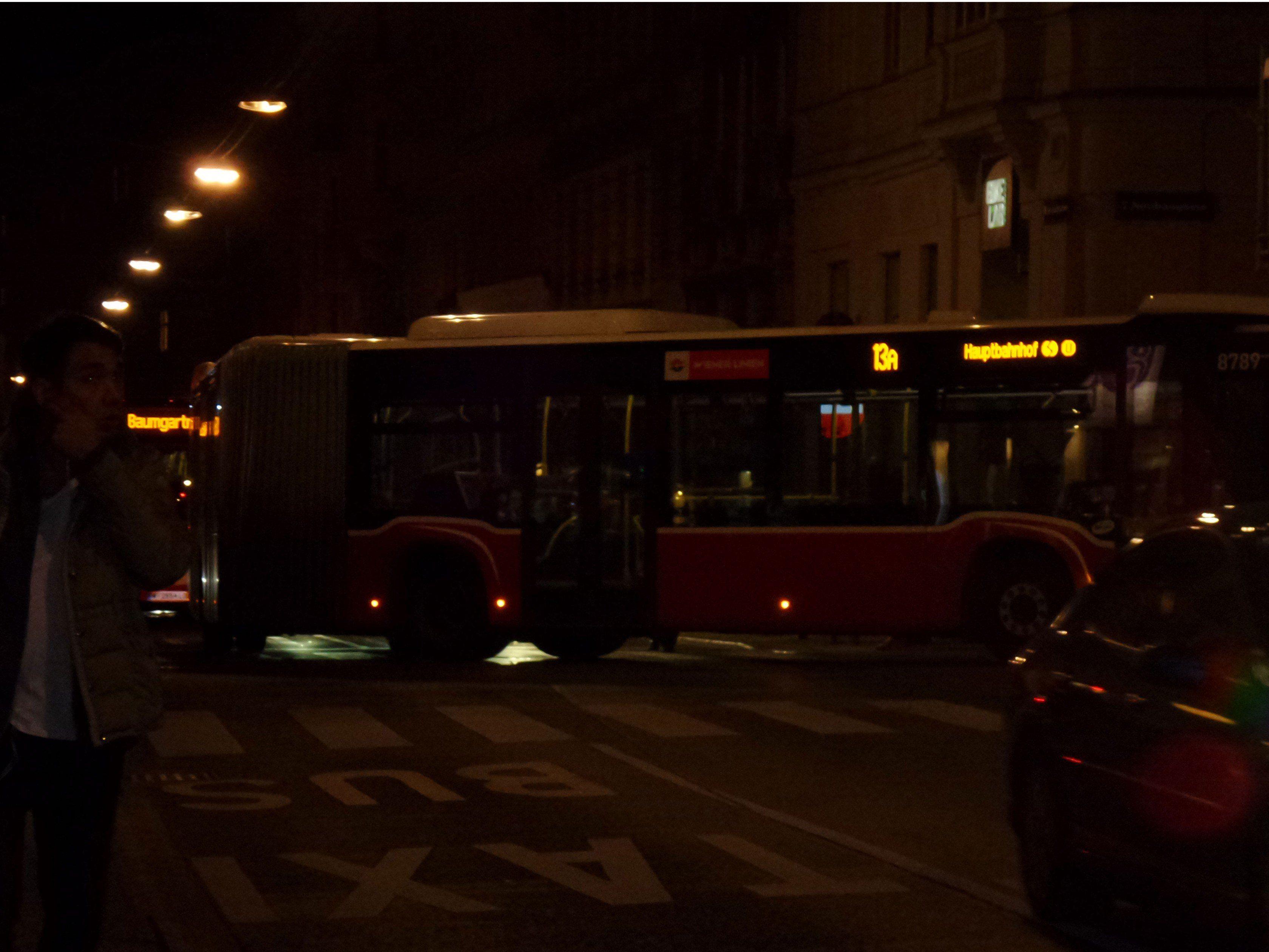 Der 13A-Bus stand quer über die Fahrbahn in Wien-Neubau.