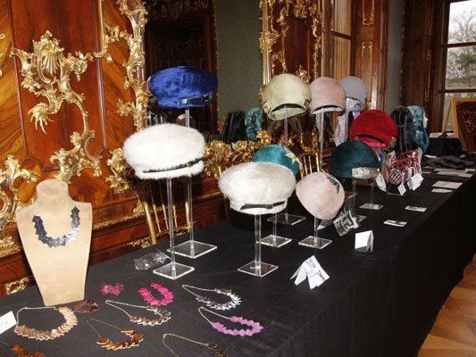 Die Modeschule Wien lädt zum Weihnachtsbazaar ins Schloss Hetzendorf. Die Modeschule Wien lädt zum Weihnachtsbazaar ins Schloss Hetzendorf.