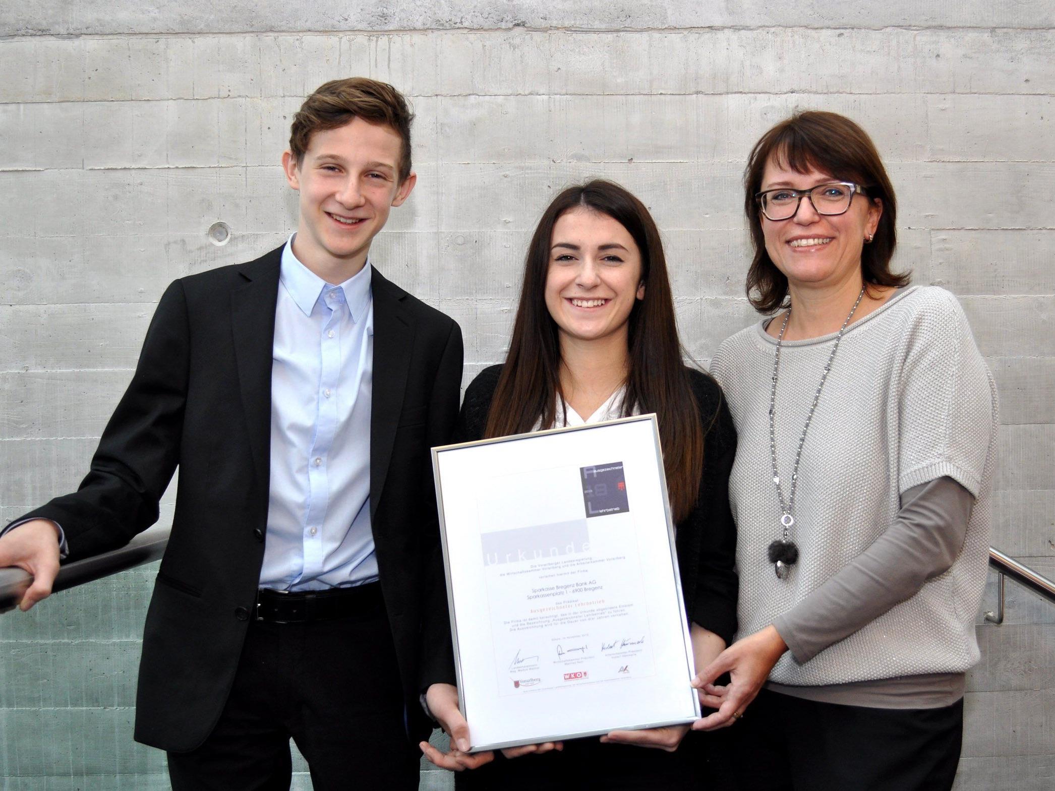 Morris und Feride, die beiden Lehrlinge der Sparkasse Bregenz, freuen sich gemeinsam mit Personalchefin Verena Depaoli über die neuerliche Auszeichnung.
