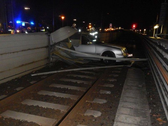 Das Auto blieb nach dem Unfall auf den Geleisen der U6 stehen. Das Auto blieb nach dem Unfall auf den Geleisen der U6 stehen.