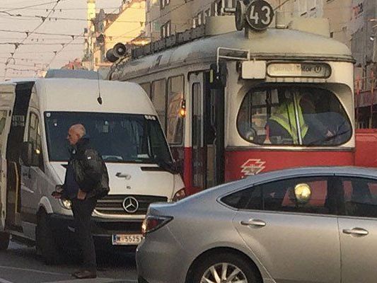 Auf der Hernalser Hauptstraße kam es zu einem Unfall mit einer Straßenbahn Auf der Hernalser Hauptstraße kam es zu einem Unfall mit einer Straßenbahn