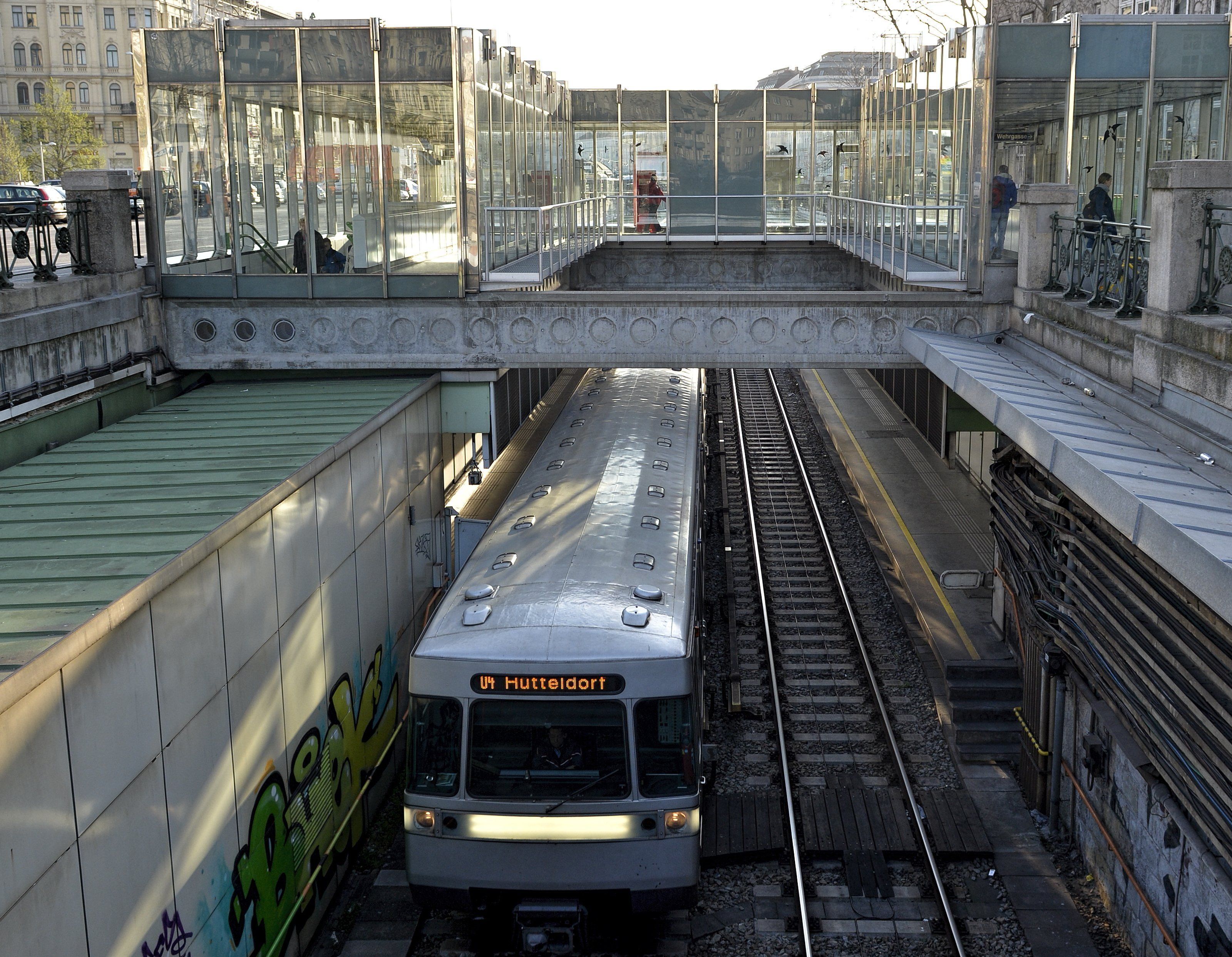 Die U4 fährt derzeit nur zwischen Heiligenstadt und Hietzing. Die U4 fährt derzeit nur zwischen Heiligenstadt und Hietzing.