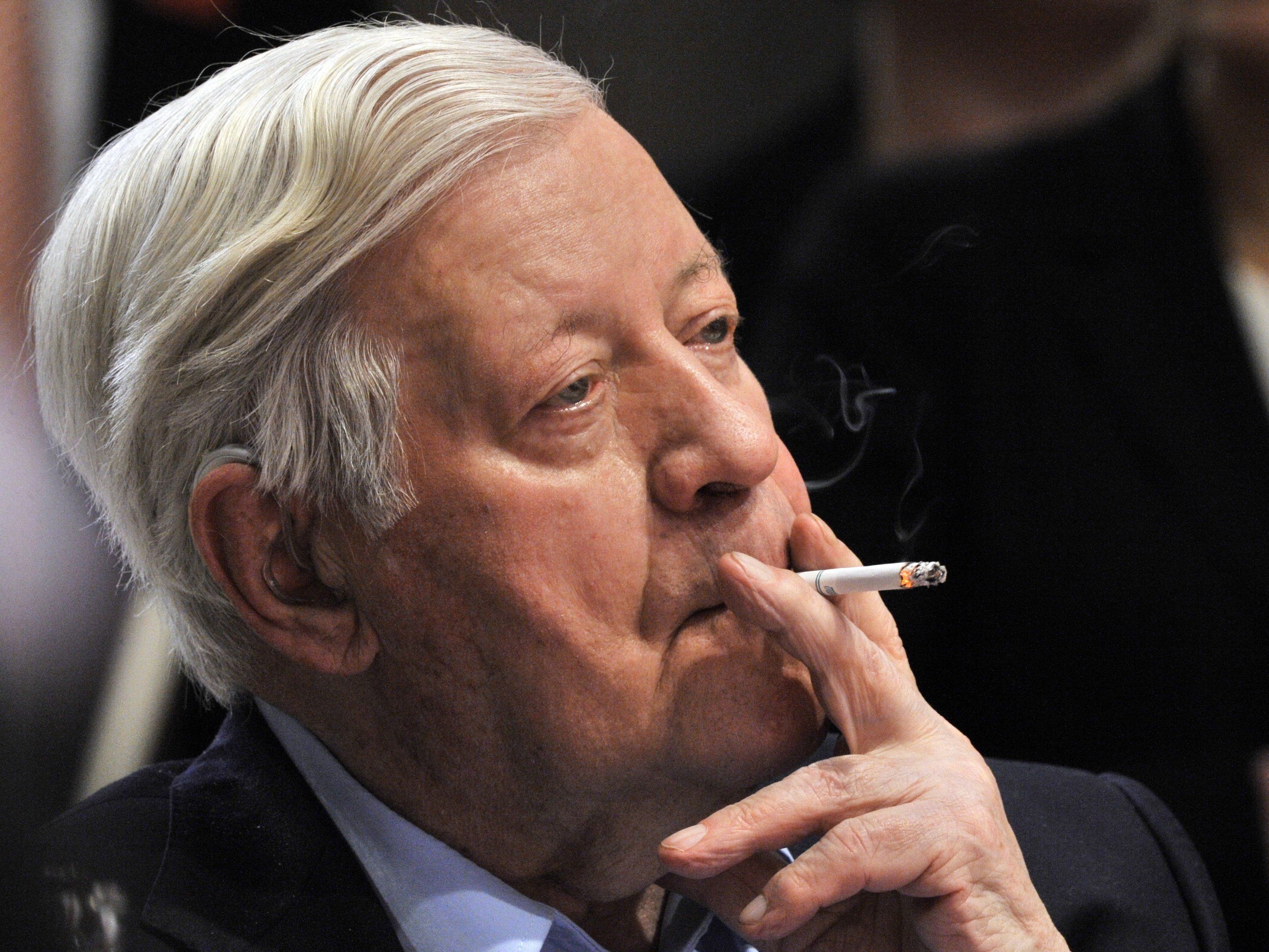 Deutscher Altkanzler Helmut Schmidt derzeit nicht ansprechbar. Deutscher Altkanzler Helmut Schmidt derzeit nicht ansprechbar.