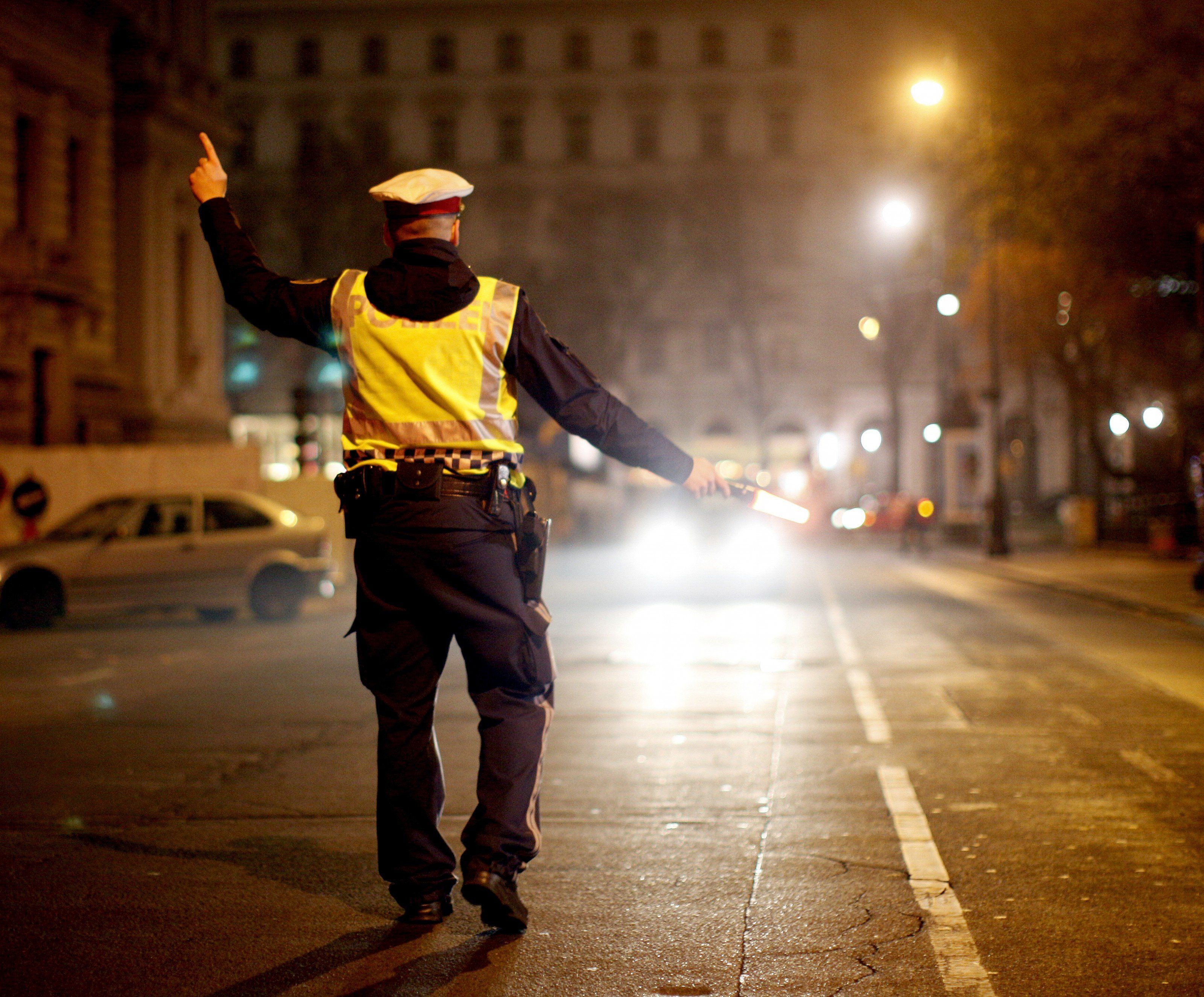 Die Wiener Polizei nahm den Alko-Lenker schließlich fest. Die Wiener Polizei nahm den Alko-Lenker schließlich fest.