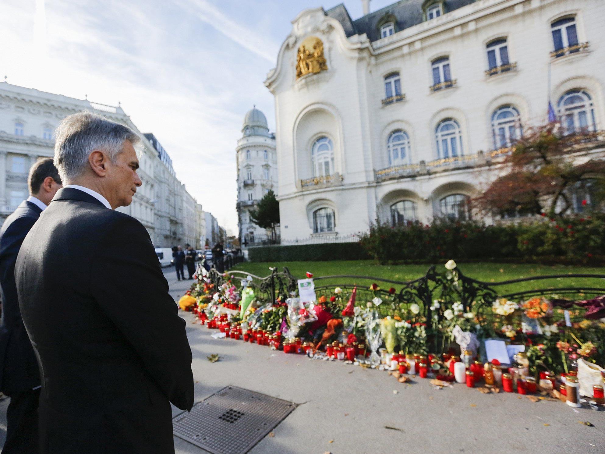 Bundeskanzler Werner Faymann sagt Frankreich im Kampf gegen den Terror Hilfe zu,