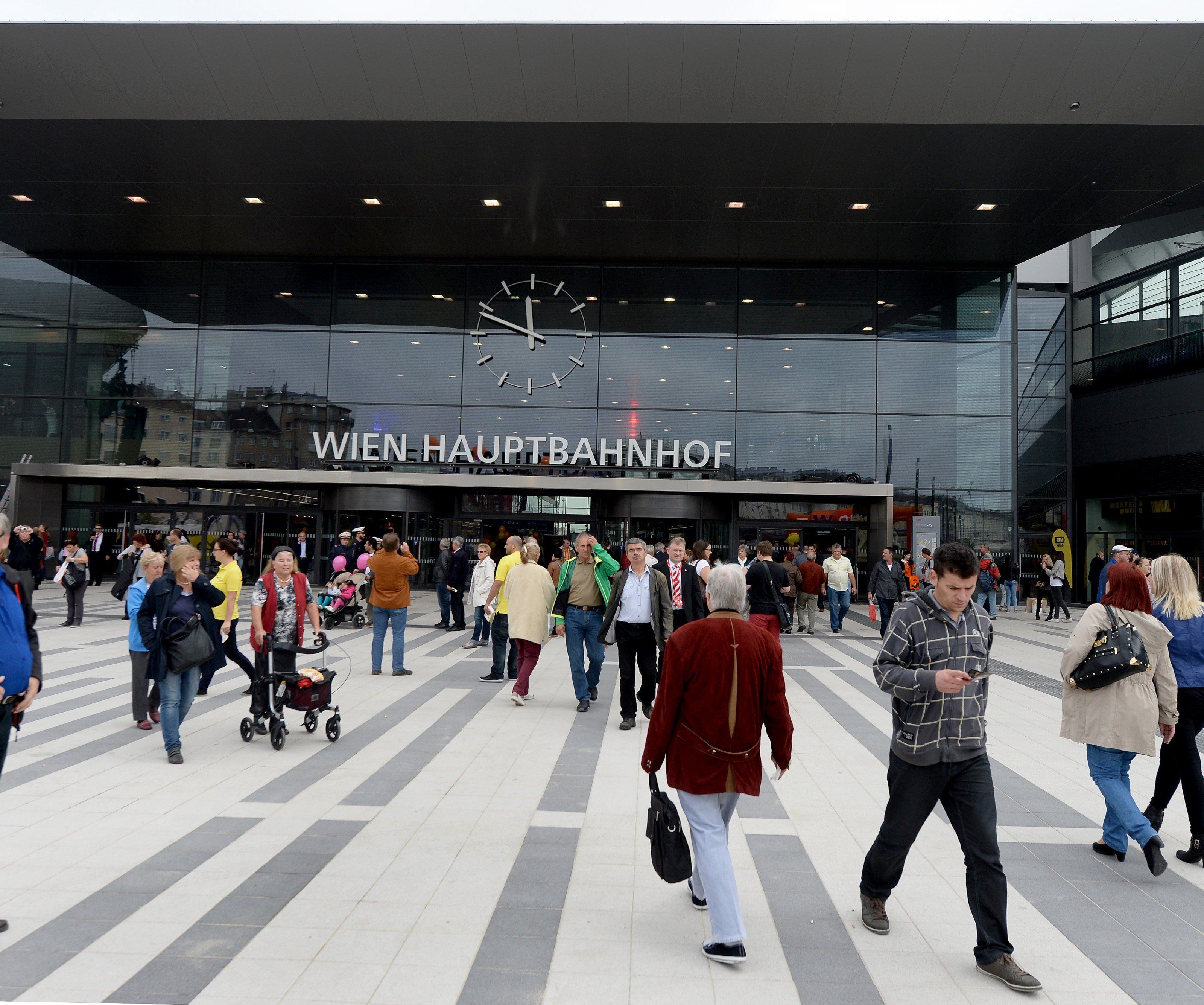 Am 13. Dezember 2015 wird der Vollbetrieb am Wiener Hauptbahnhof aufgenommen. Am 13. Dezember 2015 wird der Vollbetrieb am Wiener Hauptbahnhof aufgenommen.