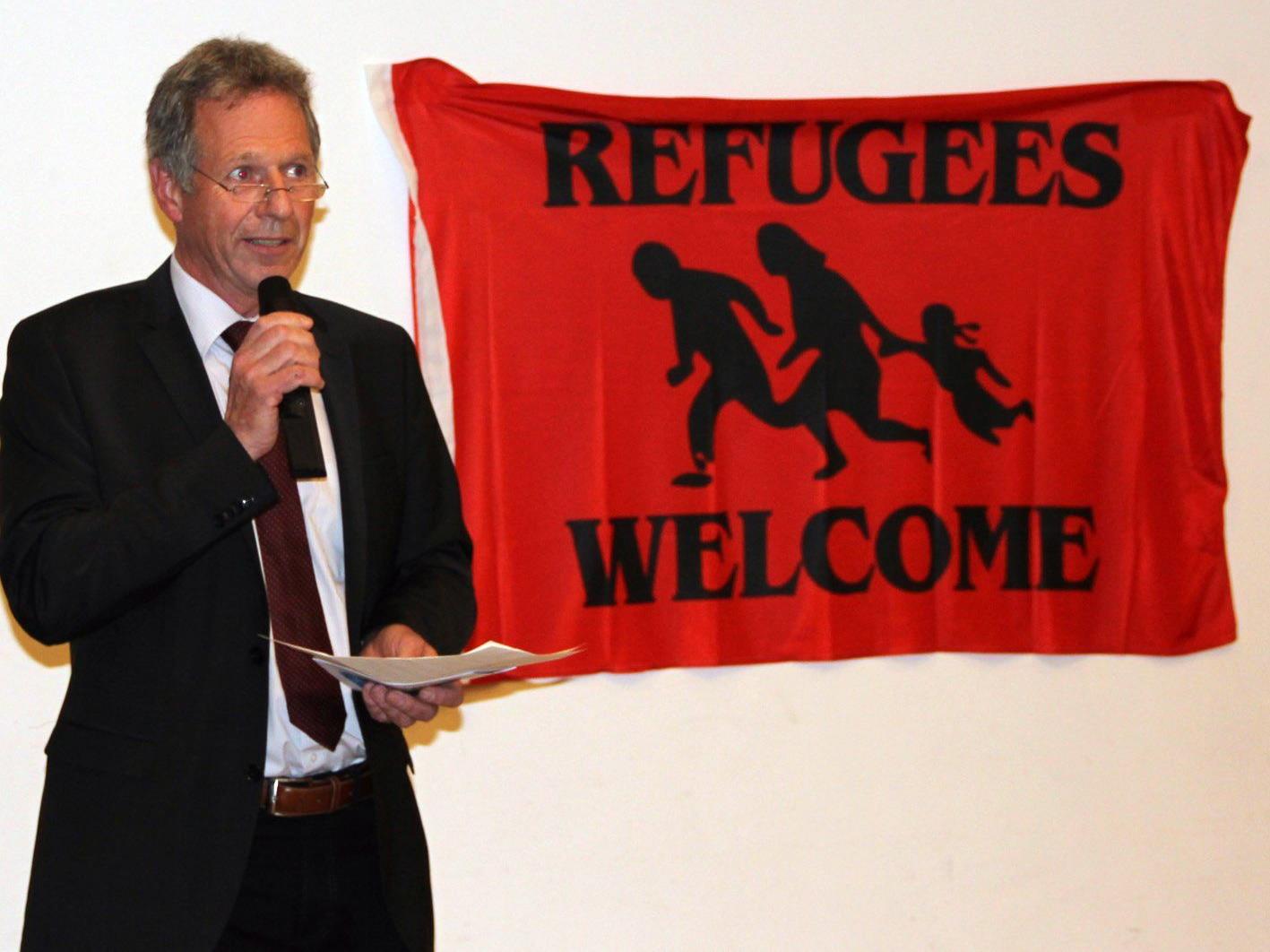 Bürgermeister Richard Amann hieß die Flüchtlinge und freiwilligen Helfer im Pfarrsaal willkommen.