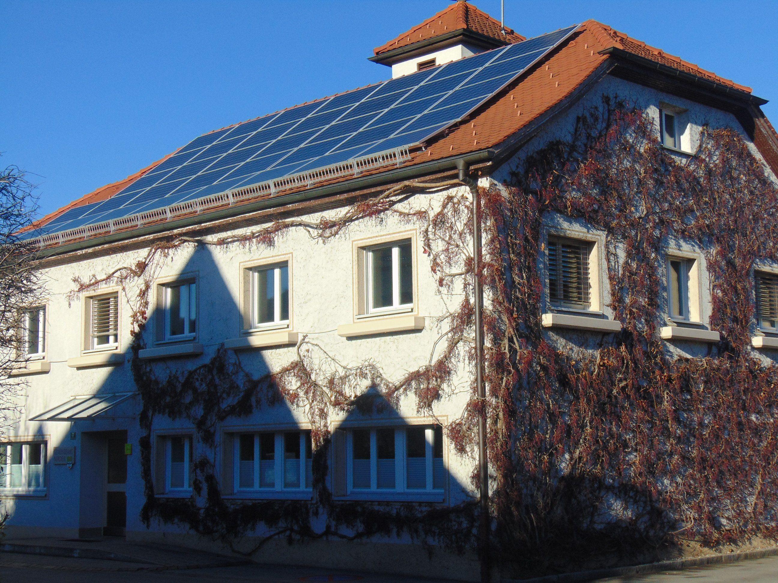 Die neue Photovoltaikanlage auf dem Dach des Gemeindeamtes