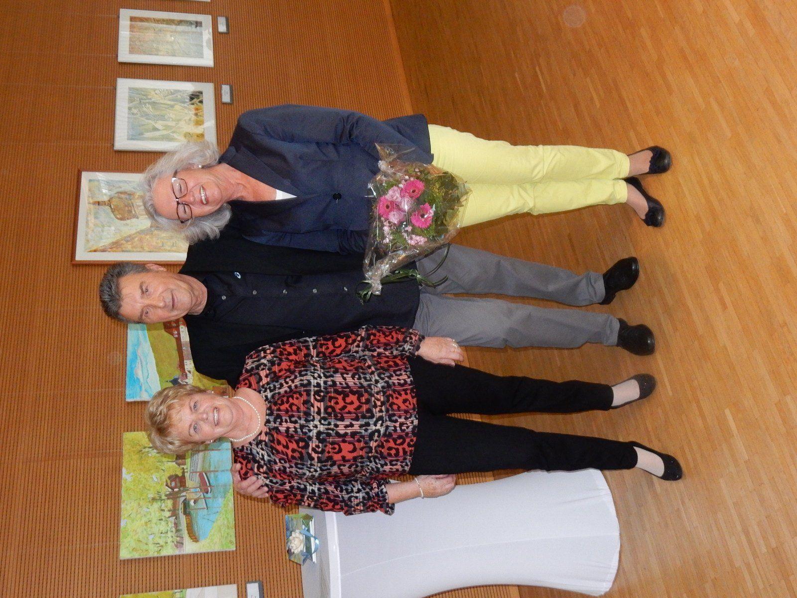 Künstler Erhard Kirschner mit Ehefrau (li) und StR/in Elisabeth Mathis (re)