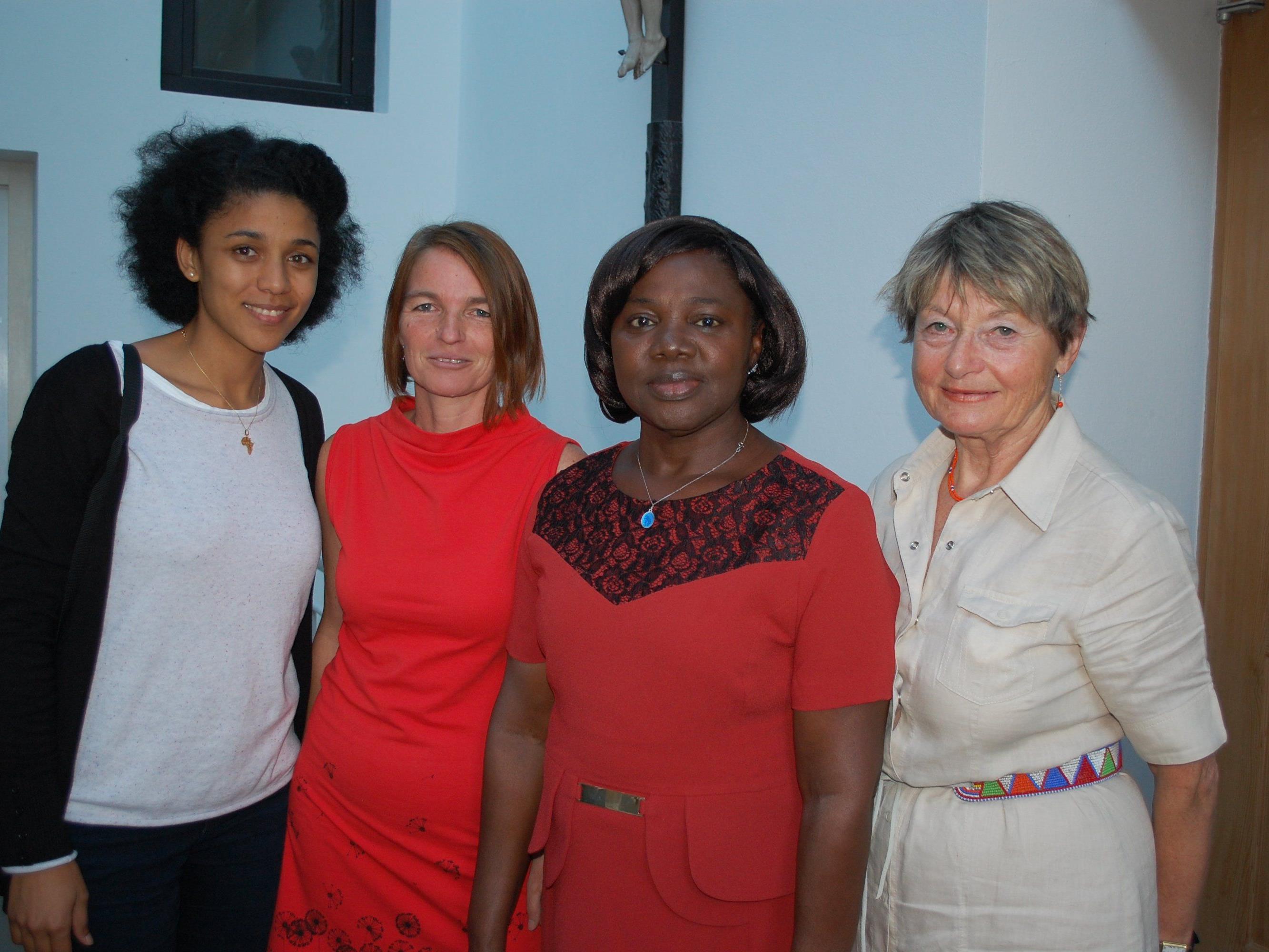 Die Gäste von der Elfenbeinküste mit Helga Isele und Karin Sander-Pichler vom Weltladen Schruns.