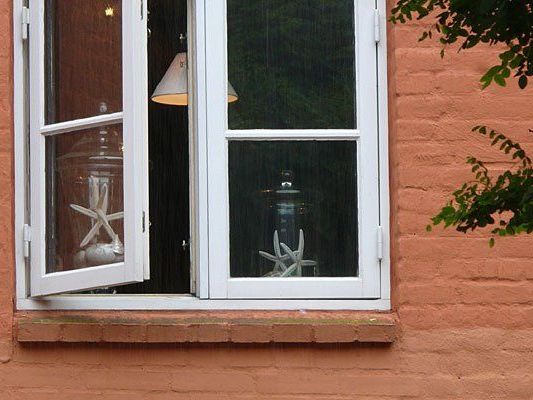 Aus einem Fenster in Favoriten kam allerlei geflogen