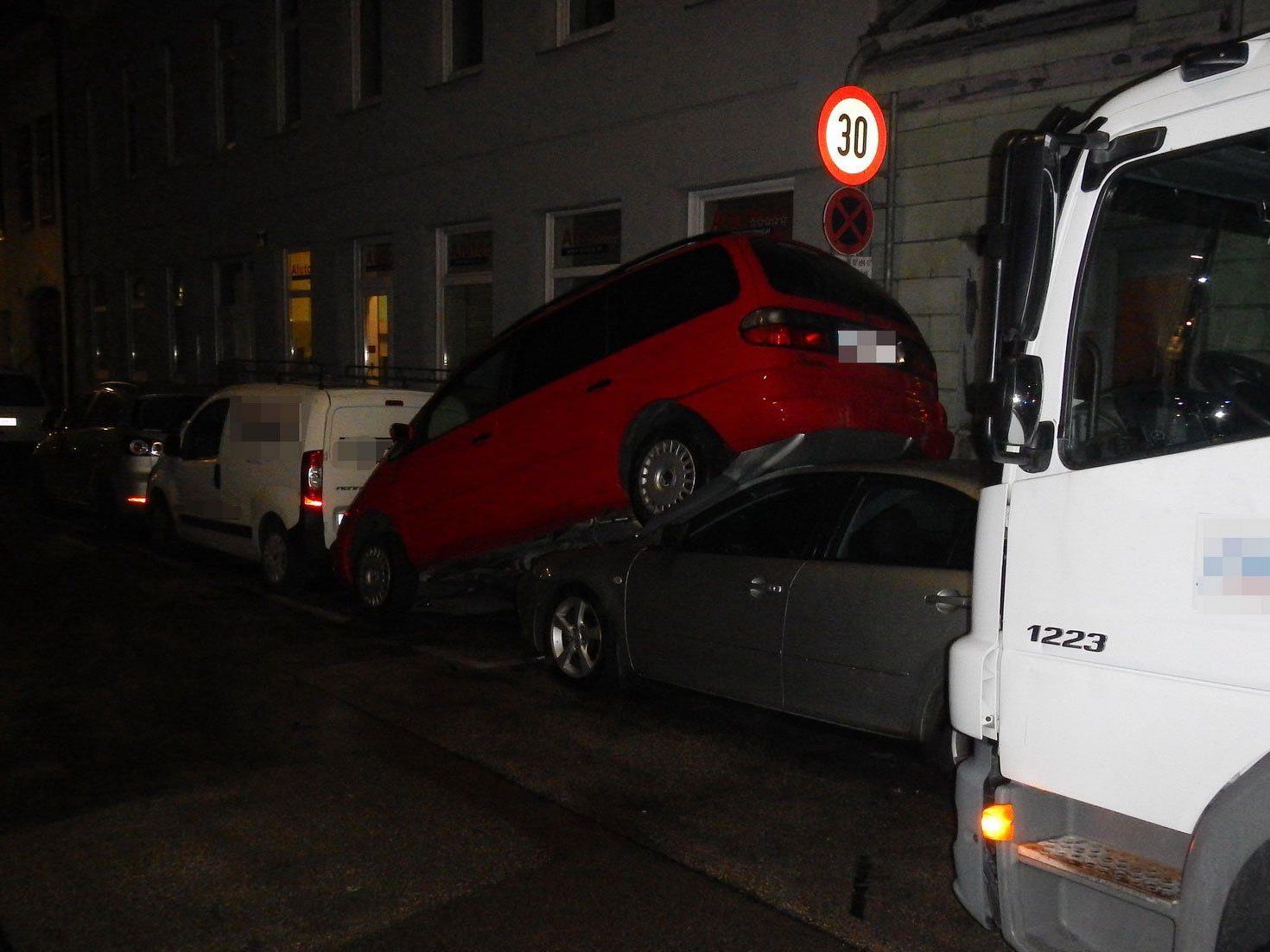 Zwei Autos übereinander gab es in Wien-Liesing zu sehen.