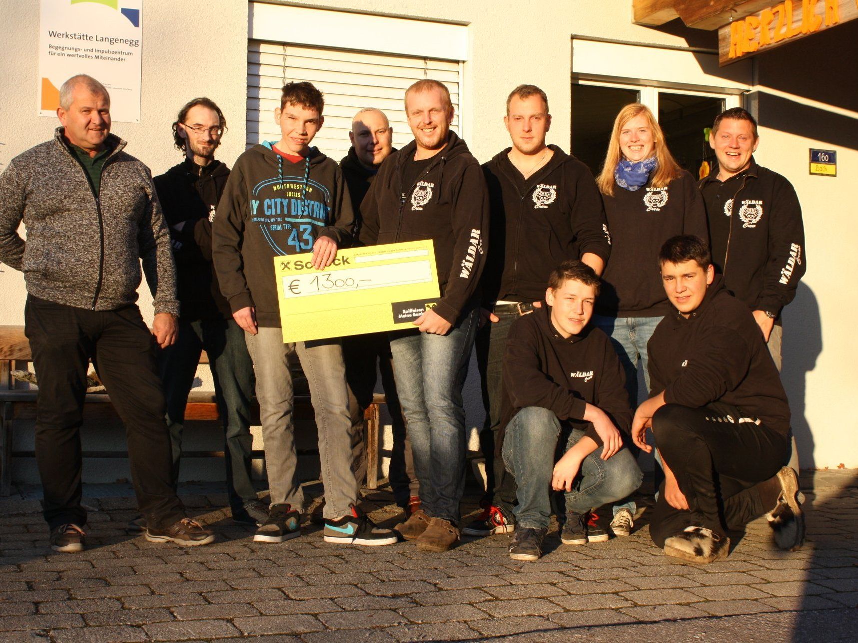 Die Mitglieder der „Wäldercrew“ bei der Scheckübergabe. Die Mitglieder der „Wäldercrew“ bei der Scheckübergabe.
