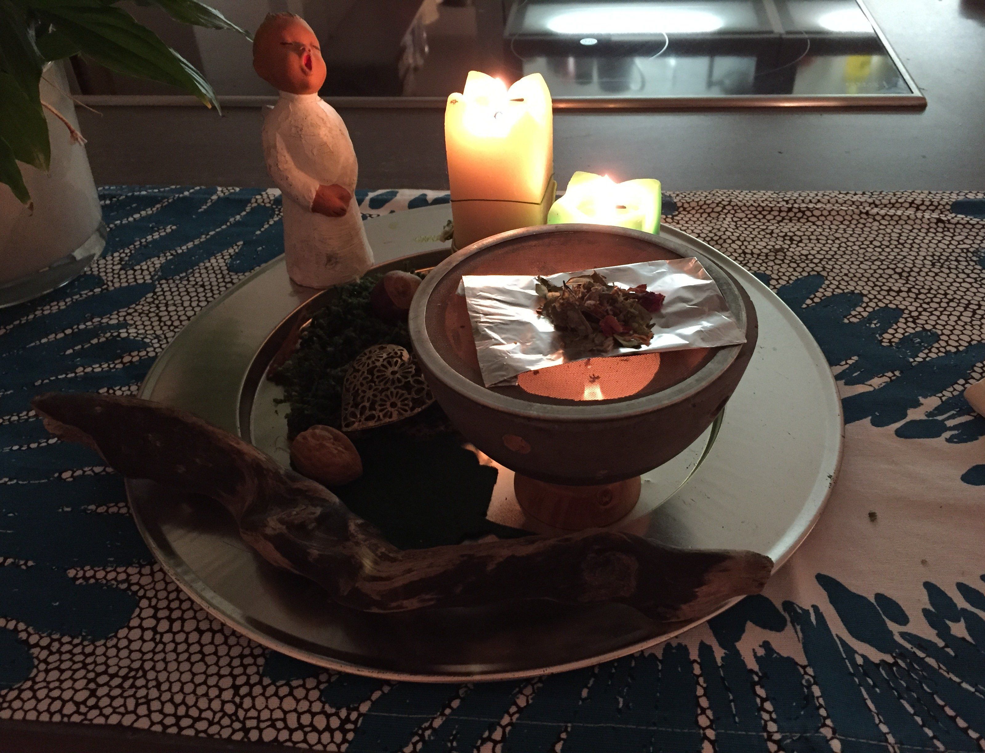 Das Räuchern ist ein sehr altes Ritual, das in der heutigen Zeit wieder an Bedeutung gewonnen hat. Das Räuchern ist ein sehr altes Ritual, das in der heutigen Zeit wieder an Bedeutung gewonnen hat.