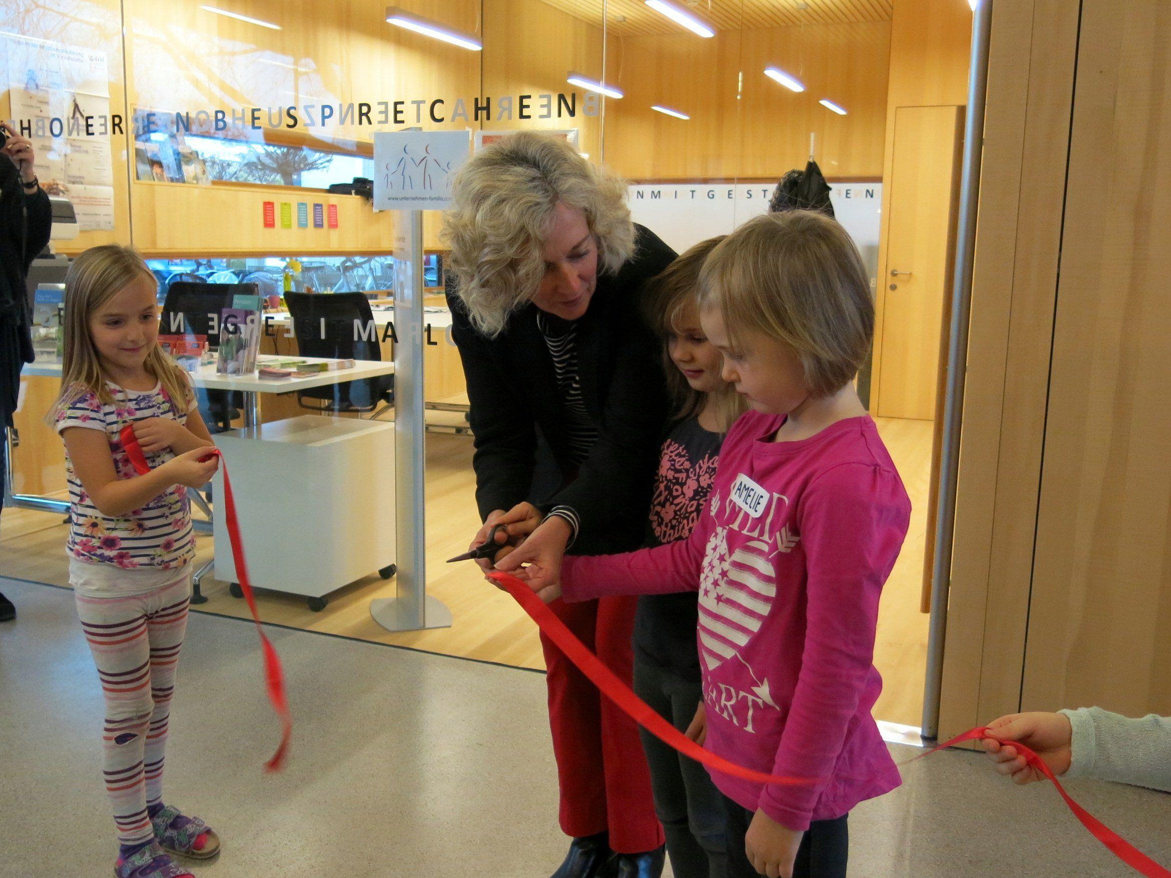 Gemeinsam mit Kindern aus dem Kindi Rheindorf eröffnet LR  Katharina Wiesflecker offiziell FEMAIL