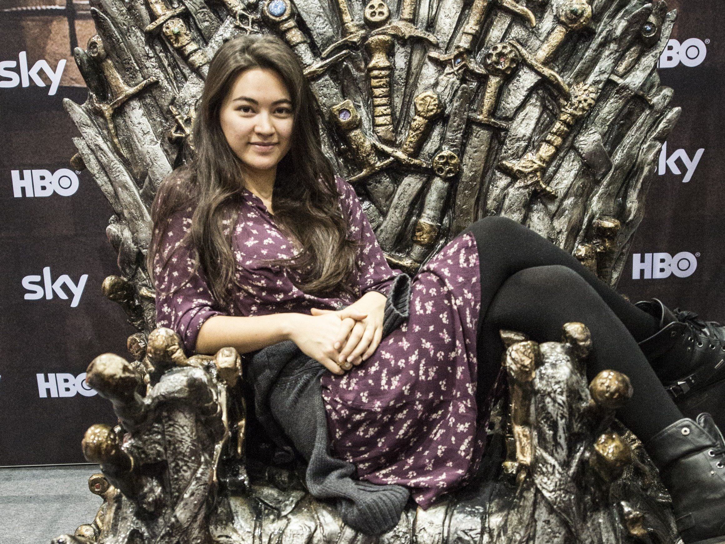 Jessica Henwick auf dem "Eisernen Thron" aus der Vienna Comic Con 2015. Jessica Henwick auf dem "Eisernen Thron" aus der Vienna Comic Con 2015.