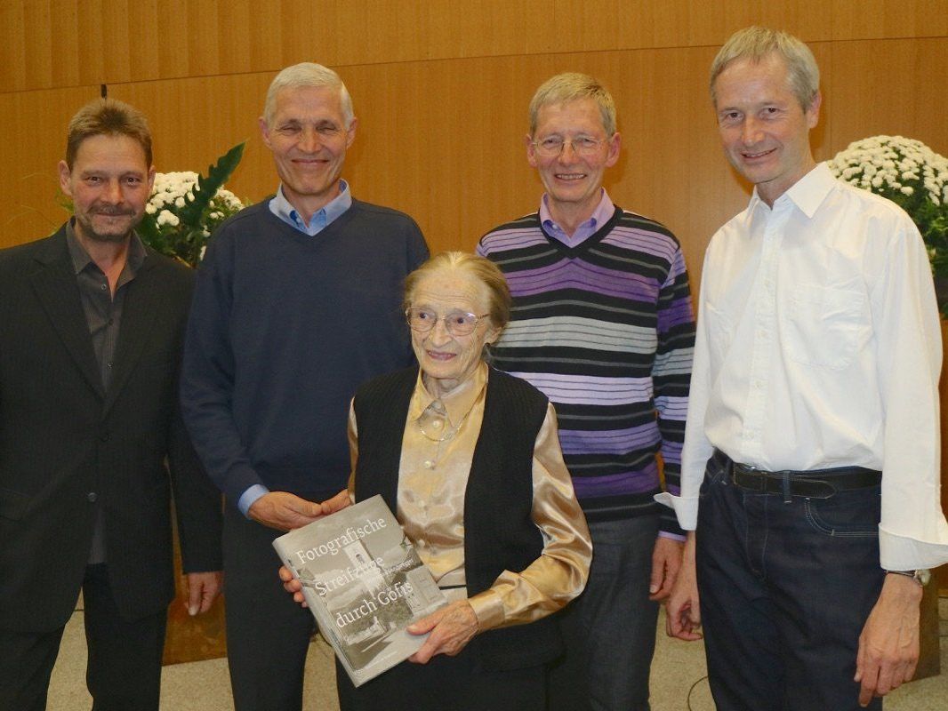 Die Buchautoren Martin, Bertram, Helmut und Richard mit Mama Elfrieda Sonderegger. Die Buchautoren Martin, Bertram, Helmut und Richard mit Mama Elfrieda Sonderegger.