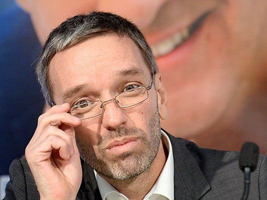 Herbert Kickl äußerte sich kritisch über das Mehr an AMS-Schulungsteilnehmern aus Ausland Herbert Kickl äußerte sich kritisch über das Mehr an AMS-Schulungsteilnehmern aus Ausland