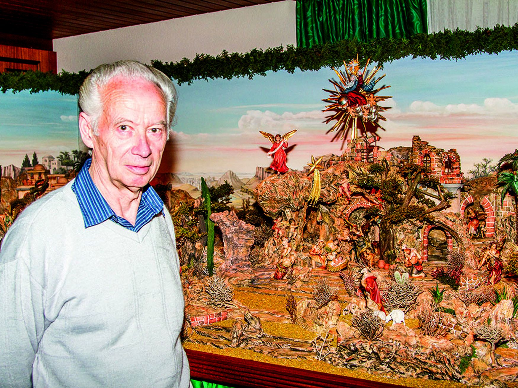 Krippenkünstler Franz Morscher mit seinem Prachtstück Krippenkünstler Franz Morscher mit seinem Prachtstück