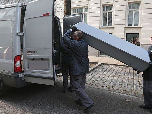 Am Tatort in Wien-Brigittenau: Abtransport der Leiche