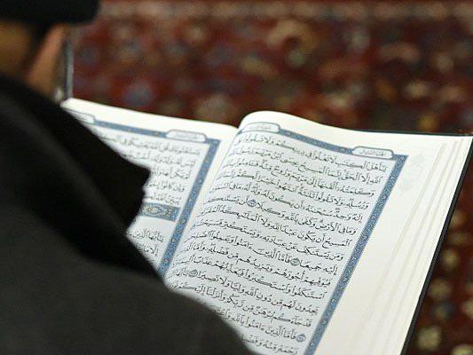 Mirsad O. predigte in einer Moschee in Wien - nun ist er als mutmaßlicher Jihadist angeklagt