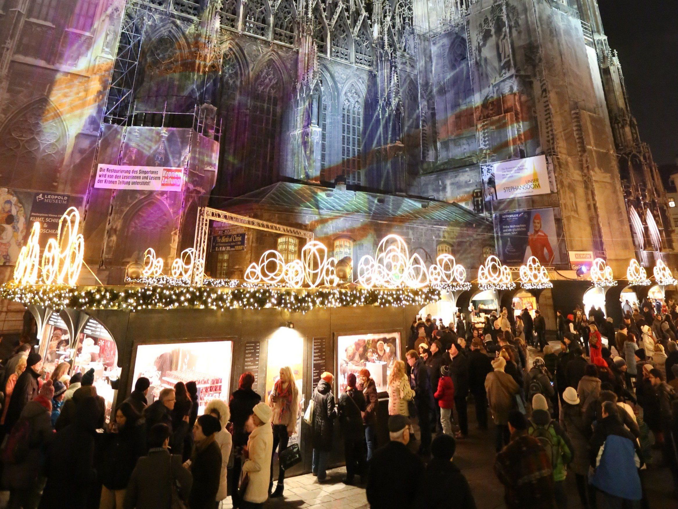 Am 13. November 2015 eröffnet der Weihnachtsmarkt am Stephansplatz. Am 13. November 2015 eröffnet der Weihnachtsmarkt am Stephansplatz.
