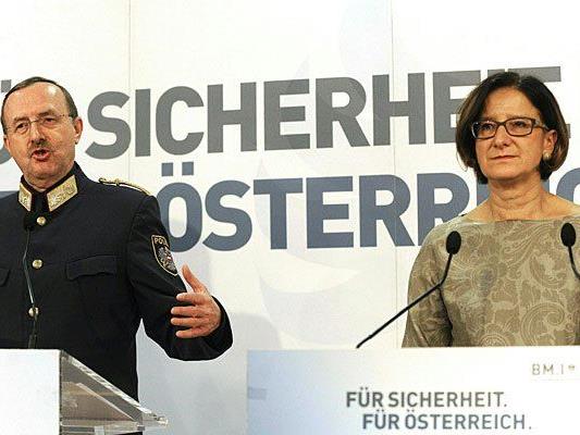 NÖ-Landespolizeidirektor Franz Prucher und Innenministerin Johanna Mikl-Leitner (ÖVP) bei der Perssekonferenz