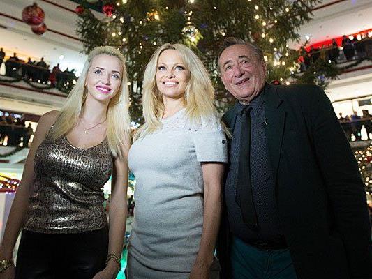 Richard Lugner (R) und seine Frau Cathy (L) und Schauspielerin Pamela Anderson am Freitag bei der Illuminierung des Weihnachtsbaums in der Lugner City