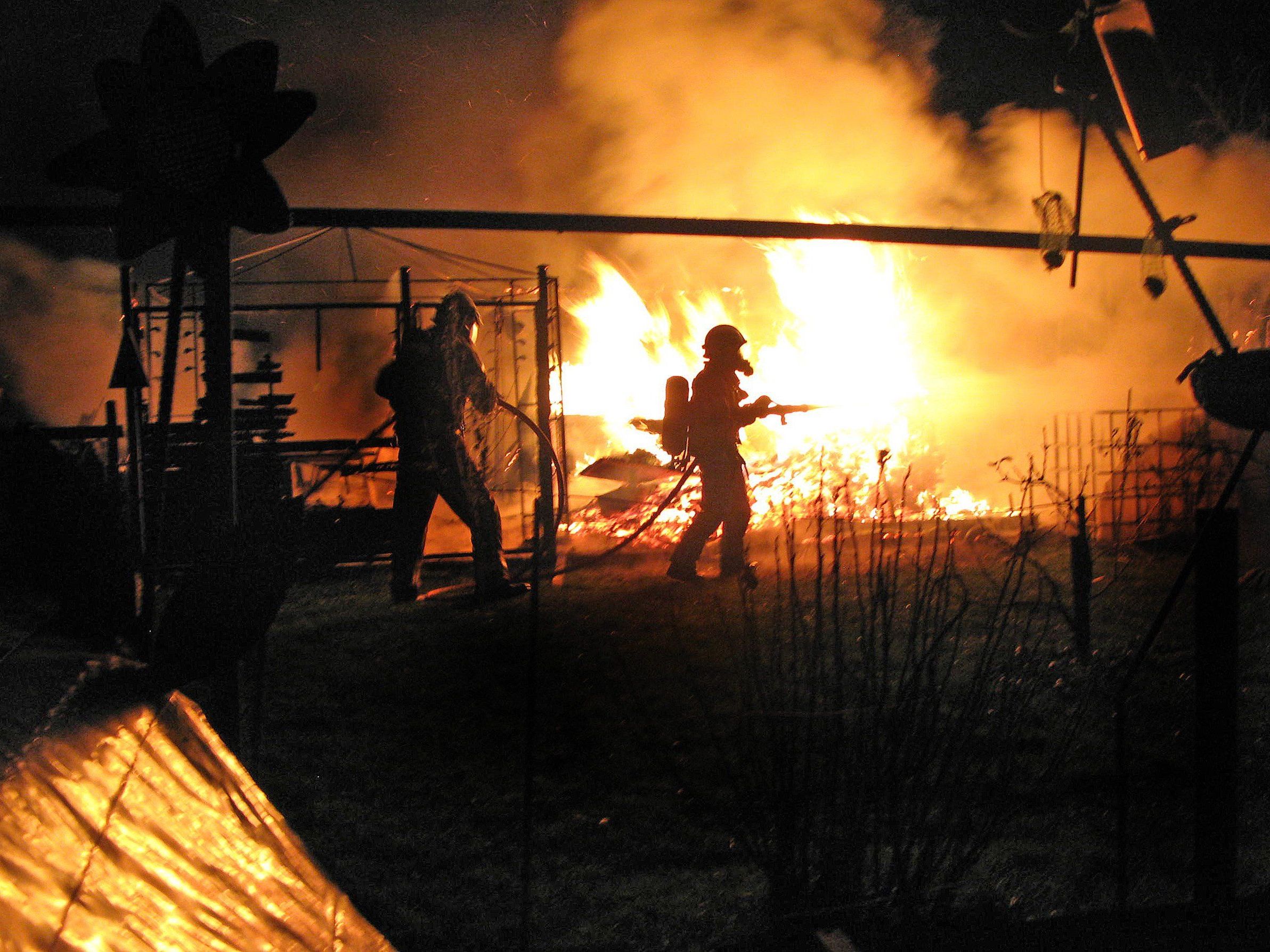 Die Feuerwehr Fußach musste bereits zum 3. Mal zu einem Vollbrand in der Harder Schrebergartenanlage ausrücken Die Feuerwehr Fußach musste bereits zum 3. Mal zu einem Vollbrand in der Harder Schrebergartenanlage ausrücken