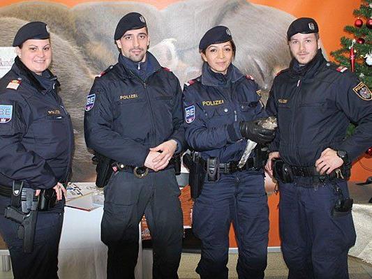 Diese Wiener Polizisten fanden den kleinen Sperber