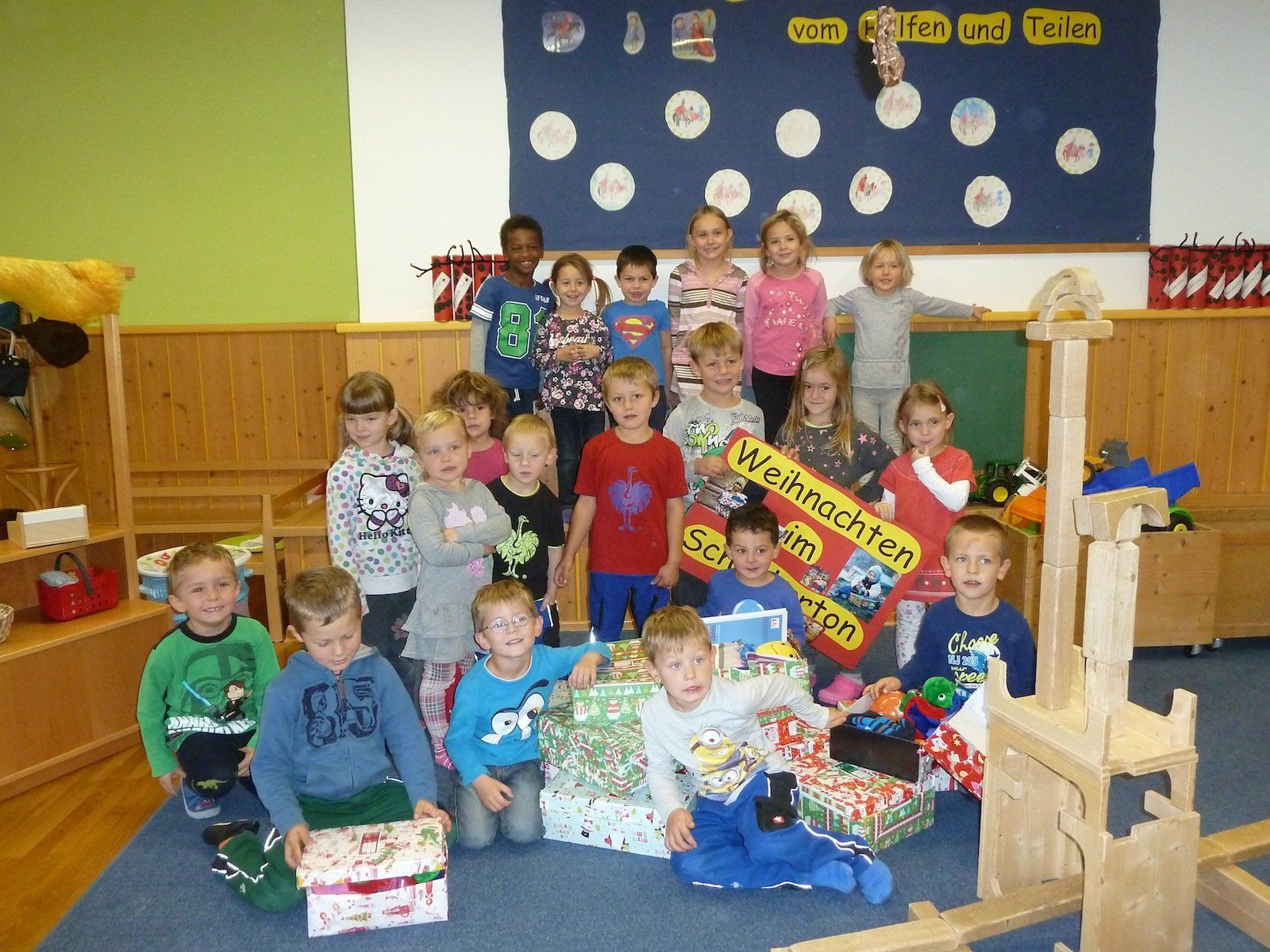 Die Kinder freuen sich über 15 Kartons für die Aktion "Weihnachten im Schuhkarton" Die Kinder freuen sich über 15 Kartons für die Aktion "Weihnachten im Schuhkarton"