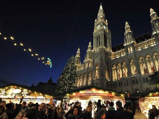 Der Christkindlmarkt am Rathausplatz bleibt heuer länger geöffnet.