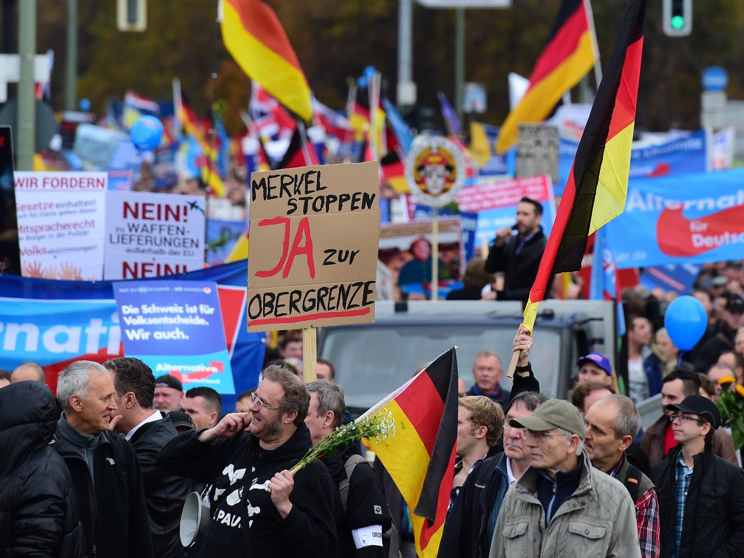 Am Samstag hatten in Berlin etwa 5.000 AfD-Anhänger gegen die Flüchtlingspolitik der deutschen Regierung demonstriert. Am Samstag hatten in Berlin etwa 5.000 AfD-Anhänger gegen die Flüchtlingspolitik der deutschen Regierung demonstriert.