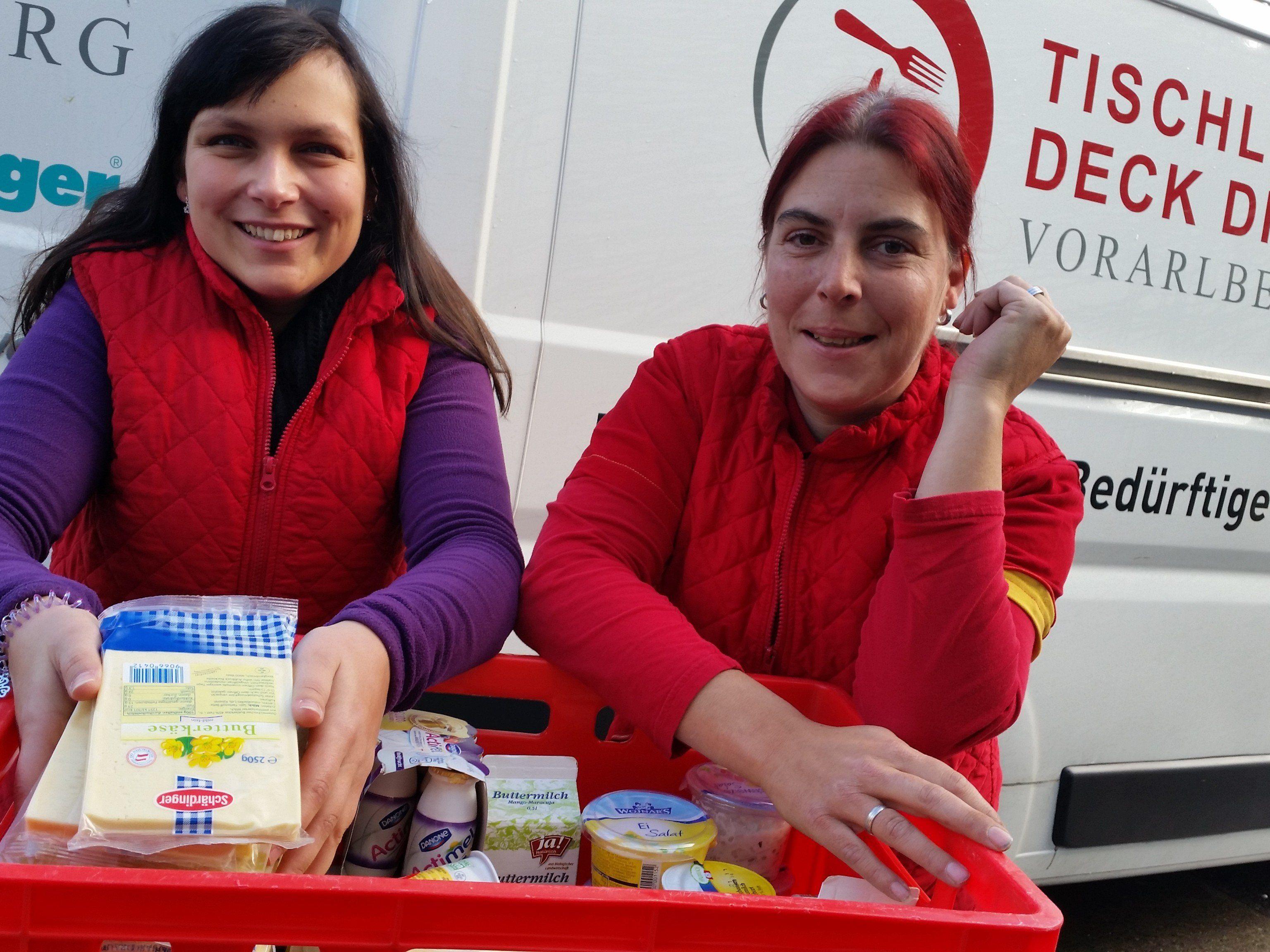 Petra Hagen und Melanie Maranas vom Billa-Feldkirch beim Bahnhof unterstützen mit ihrem Team engagiert die Tischlein deck Dich-Aktion.