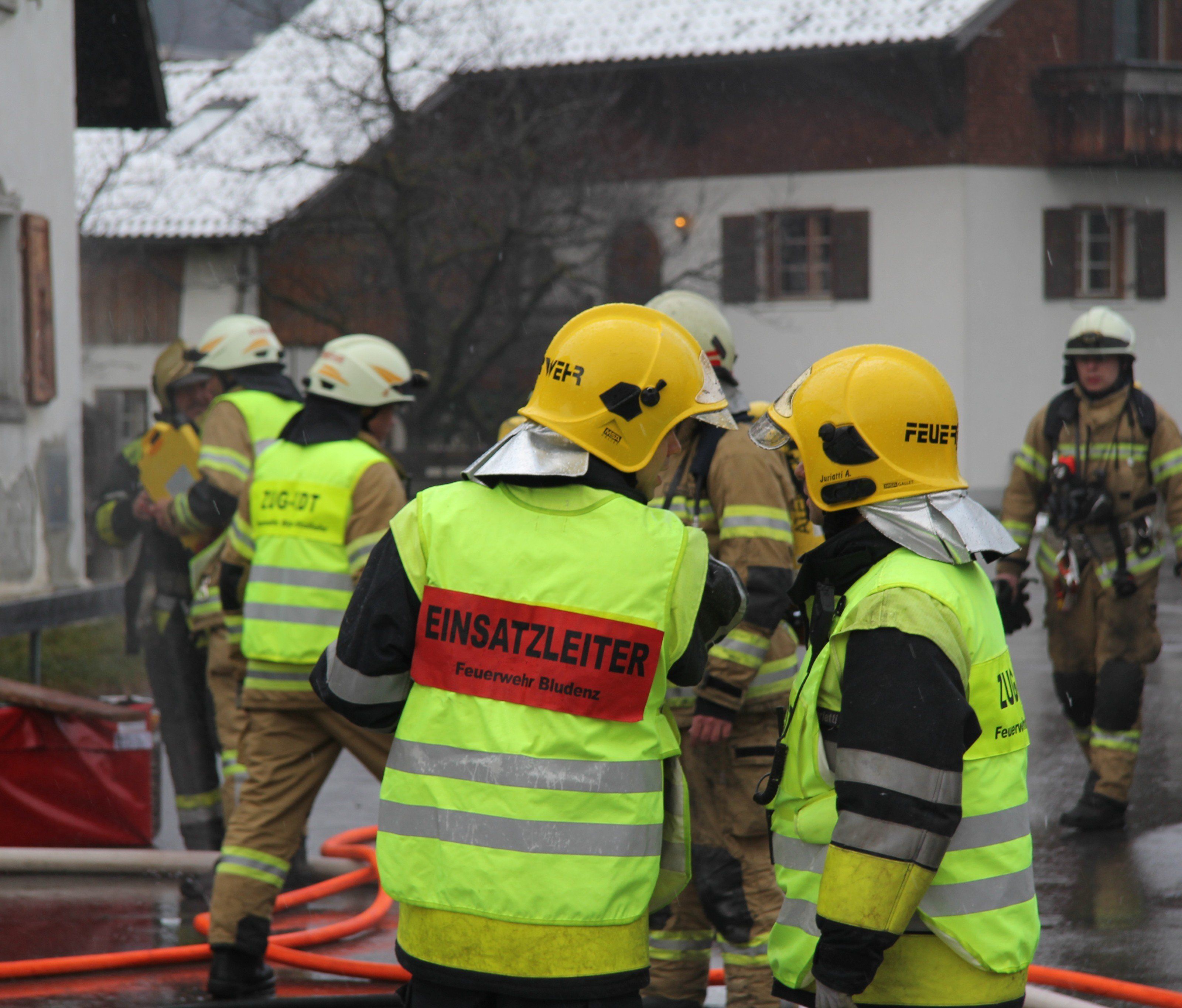 Aufgrund der starken Rauchentwicklung beim Eintreffen der Ortsfeuerwehr Bludenz wurden die angrenzenden Feuerwehren zur Unterstützung angefordert. Aufgrund der starken Rauchentwicklung beim Eintreffen der Ortsfeuerwehr Bludenz wurden die angrenzenden Feuerwehren zur Unterstützung angefordert.