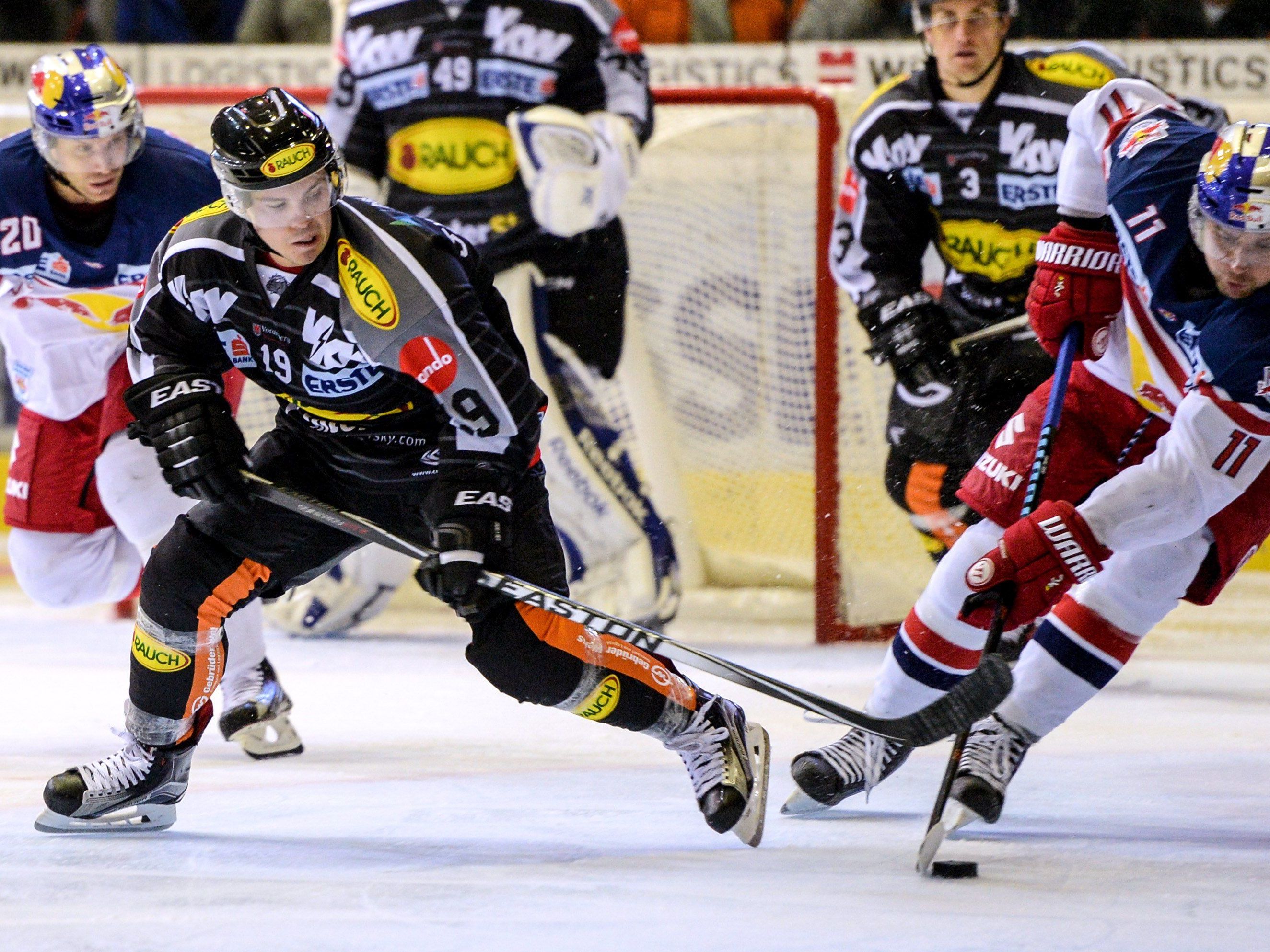 Die Cracks des EC Red Bull Salzburg (im Bild Ben Walter) möchten sich für die 3:4 Niederlage beim letzten Spiel gegen die Dornbirn Bulldogs (im Bild Dustin Sylvester) revanchieren.