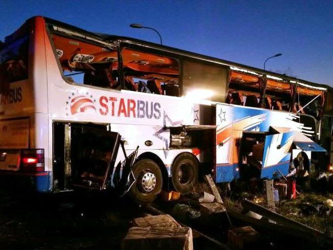 Schwerer Busunfall forderte Schwerverletzte.