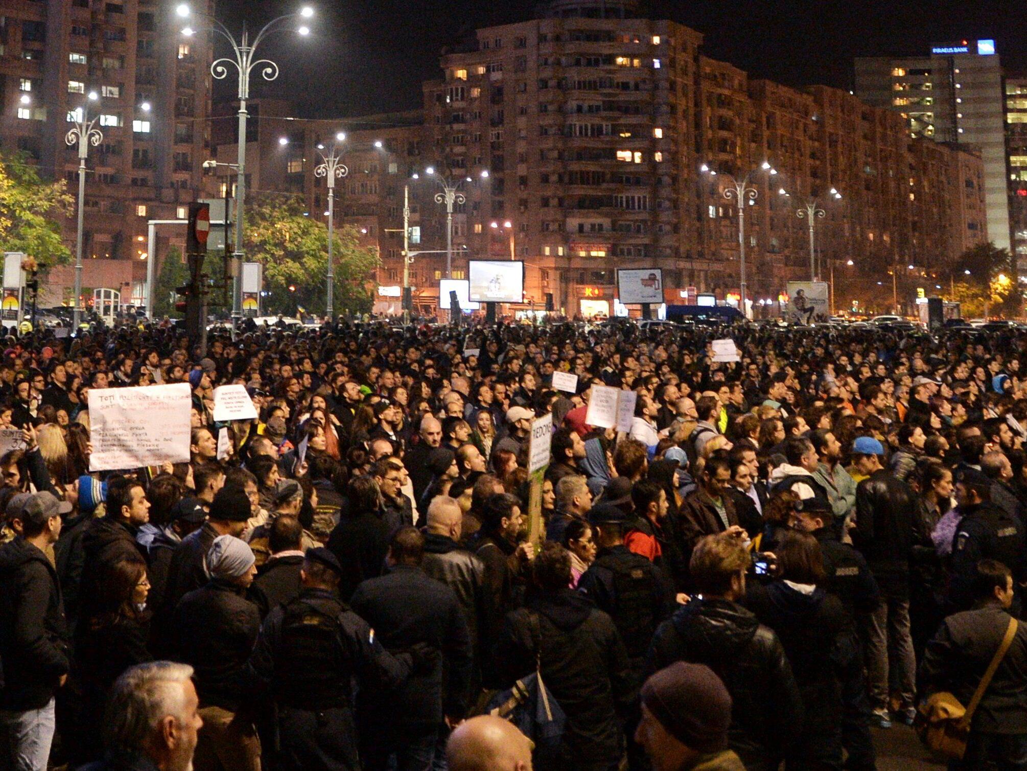 25.000 Menschen gingen in Bukarest nach dem Nachtclub-Brand demonstrieren.