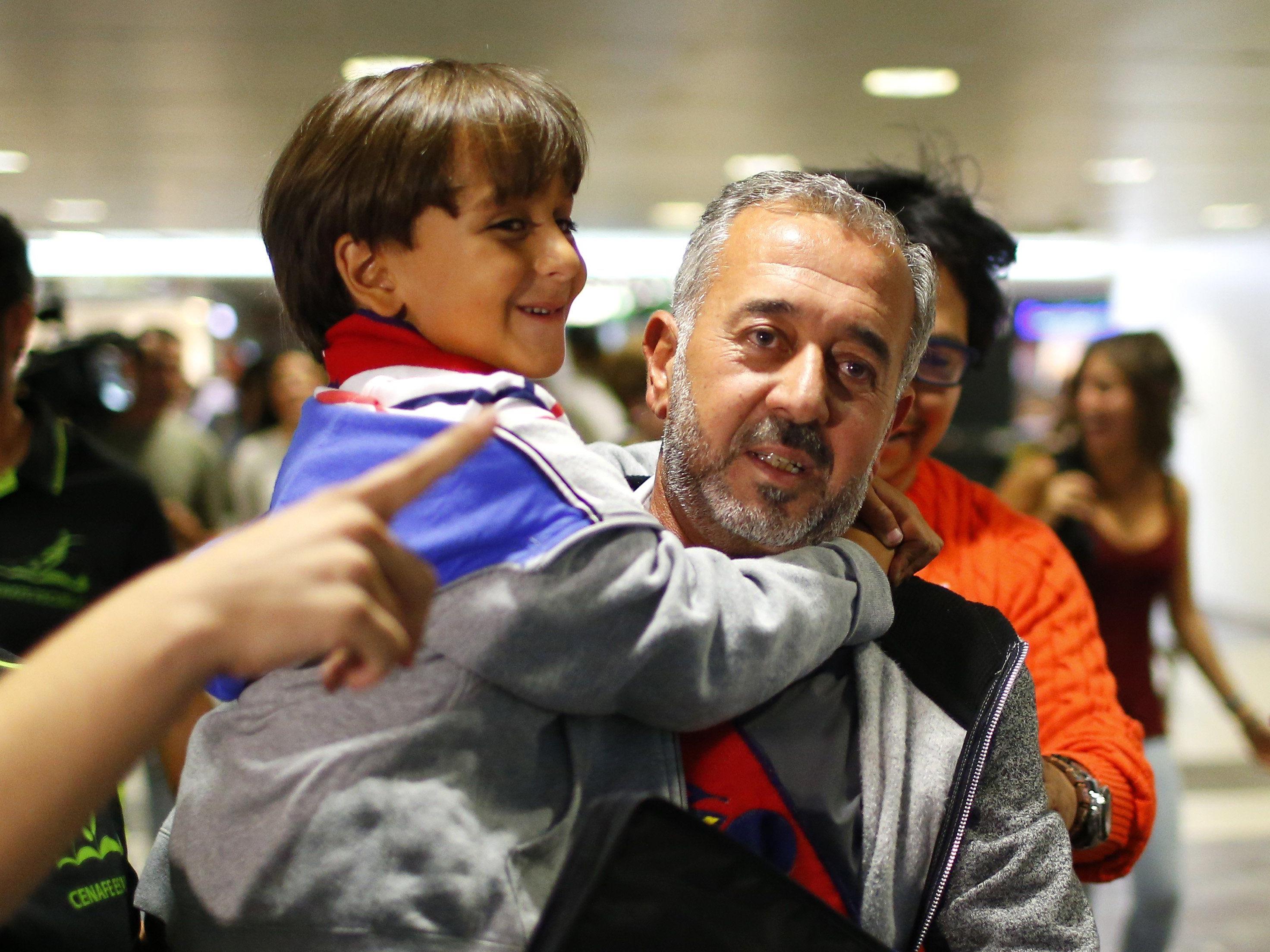 Osama Abdul Mohsen mit seinem Sohn Zaid in Madrid.