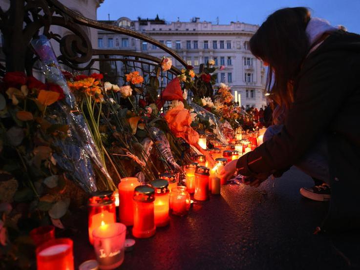 Vor der französischen Botschaft in Wien gedachte man am Sonntag der Opfer in Paris.