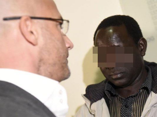 Bakary J. und Anwalt Nikolaus Rast (l.) vor dem Verfahren. Bakary J. und Anwalt Nikolaus Rast (l.) vor dem Verfahren.
