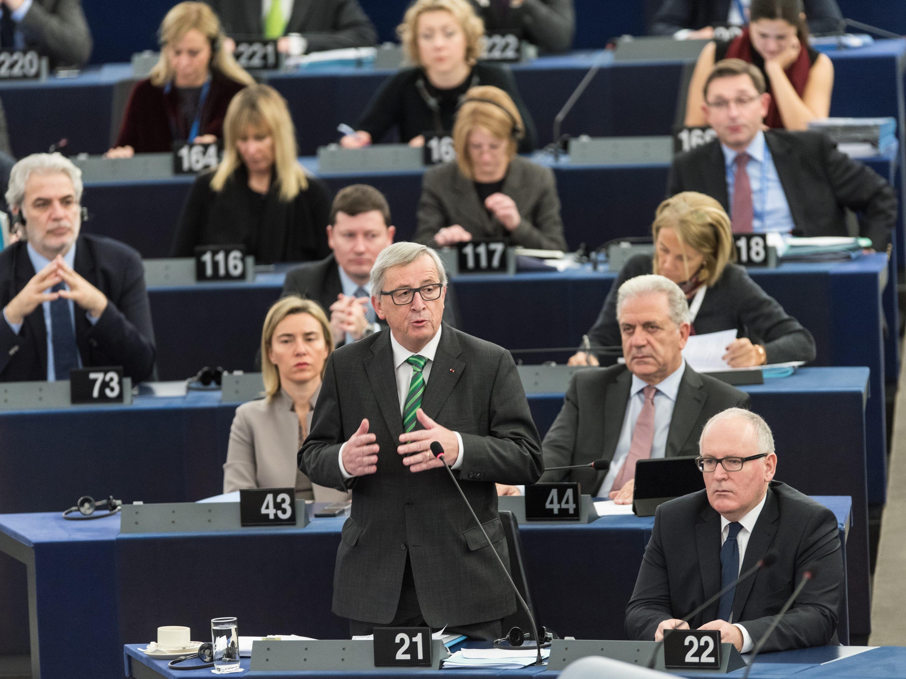 Juncker warnte im Europaparlament erneut "vor der gefährlichen Vermischung, Flüchtlinge mit Terroristen gleichzusetzen".