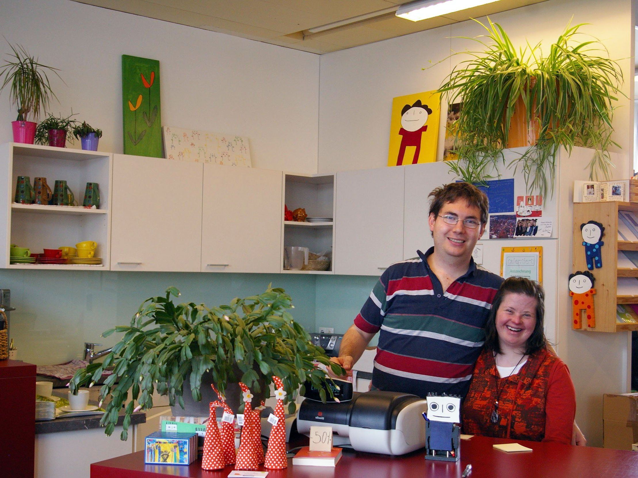 Klaus Bals und Sarah Huber sowie das gesamte Team des Postlädele und der Werkstätte Langenegg freuen sich auf viele Gäste. Klaus Bals und Sarah Huber sowie das gesamte Team des Postlädele und der Werkstätte Langenegg freuen sich auf viele Gäste.