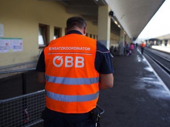 Ein Mitarbeiter der Einsatzkoordination der ÖBB am Bahnsteig des Wiener Westbahnhofs
