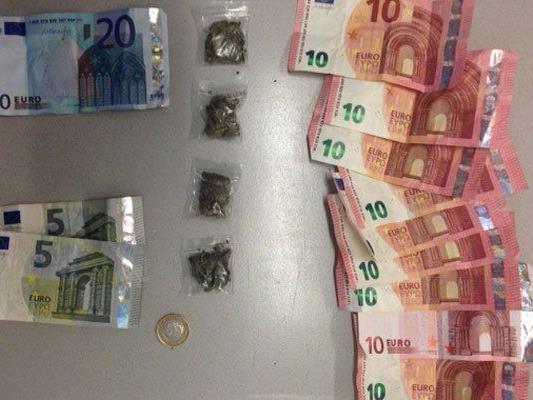 Bei dem Drogenhändler wurden mehrere Baggys mit Marihuana und Bargeld sichergestellt.