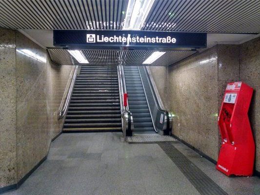 Eine Rolltreppeneröffnung sorgt für Aufregung! Eine Rolltreppeneröffnung sorgt für Aufregung!