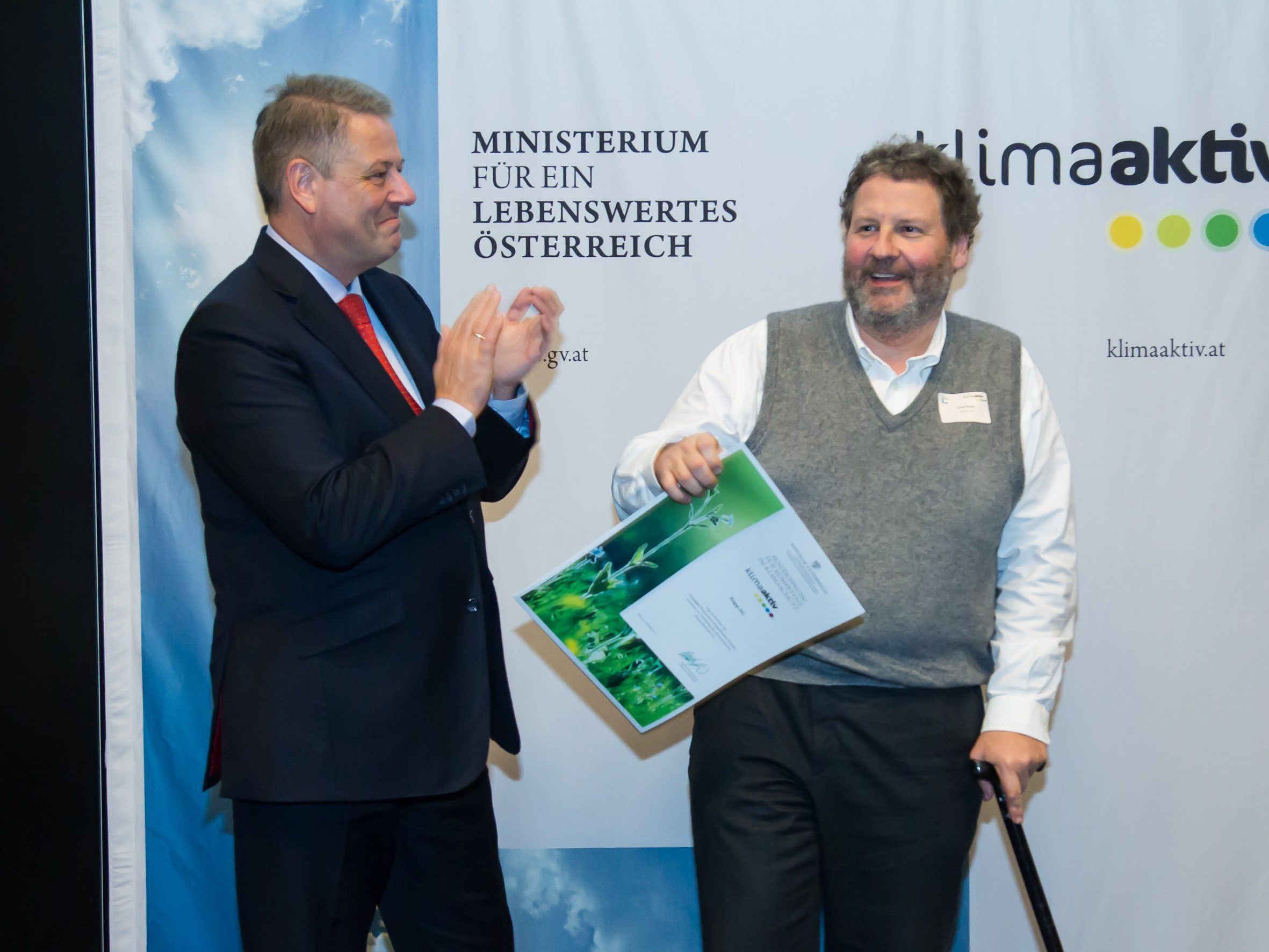 Umweltminister Andrä Rupprechter übergibt Vorstandsvorsitzendem Josef Rupp die Auszeichnung für "Kompetenz im Klimasschutz". Umweltminister Andrä Rupprechter übergibt Vorstandsvorsitzendem Josef Rupp die Auszeichnung für "Kompetenz im Klimasschutz".