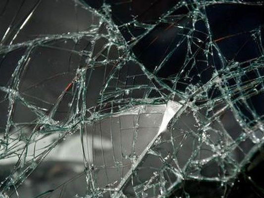 Der Mann verletzte sich durch das Glas an der Hand. Der Mann verletzte sich durch das Glas an der Hand.