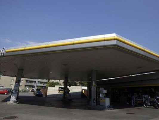 Vier Mal überfiel der Räuber die gleiche Tankstelle. Vier Mal überfiel der Räuber die gleiche Tankstelle.
