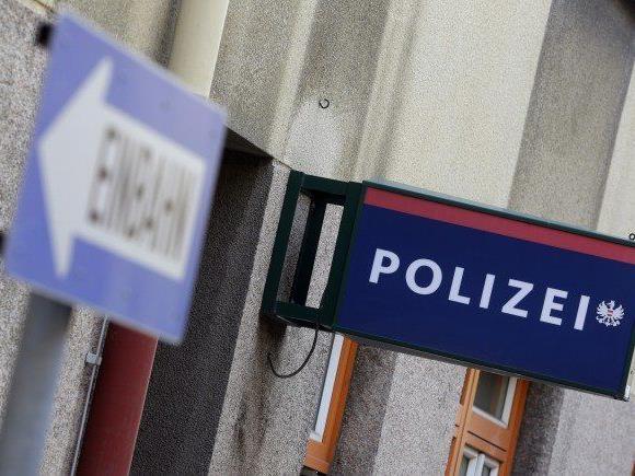 Ein Mann brachte scharfe Waffen in eine Wiener Polizeiinspektion